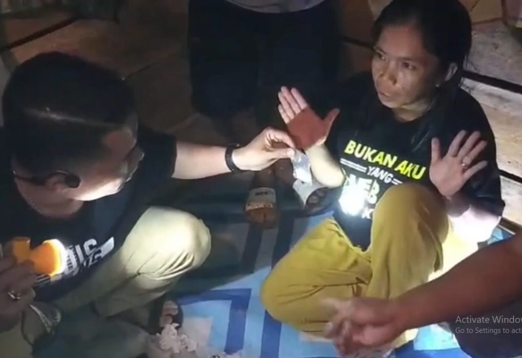 Tersangka tak berkutik saat polisi mendatangi tempat tinggal mereka.